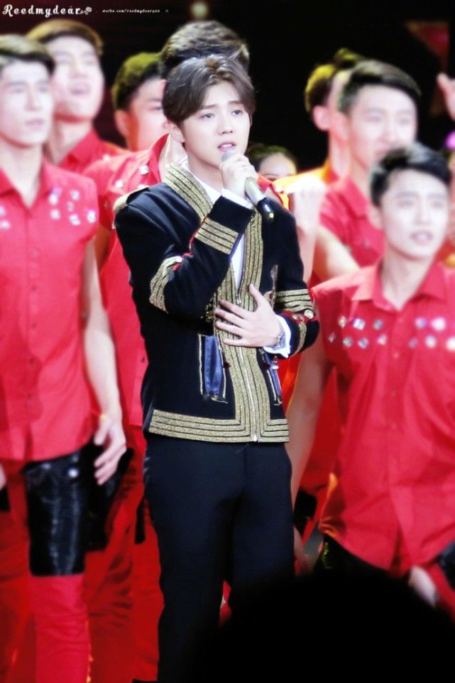 鹿晗“激扬青*梦春**”五四优秀青年，玩会身穿王子装帅气献唱