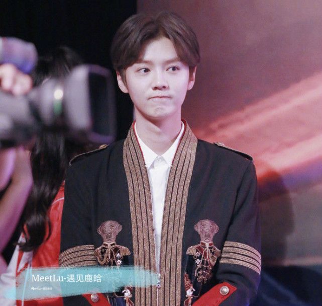 鹿晗“激扬青*梦春**”五四优秀青年，玩会身穿王子装帅气献唱