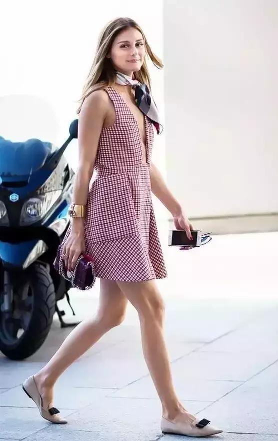 夏天丝巾系法大全,夏天长方形丝巾搭白衬衫的系法