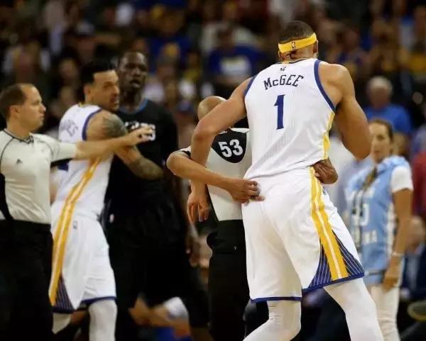 被“五大囧”摧毁的篮球人生，他真的是个脑残吗？