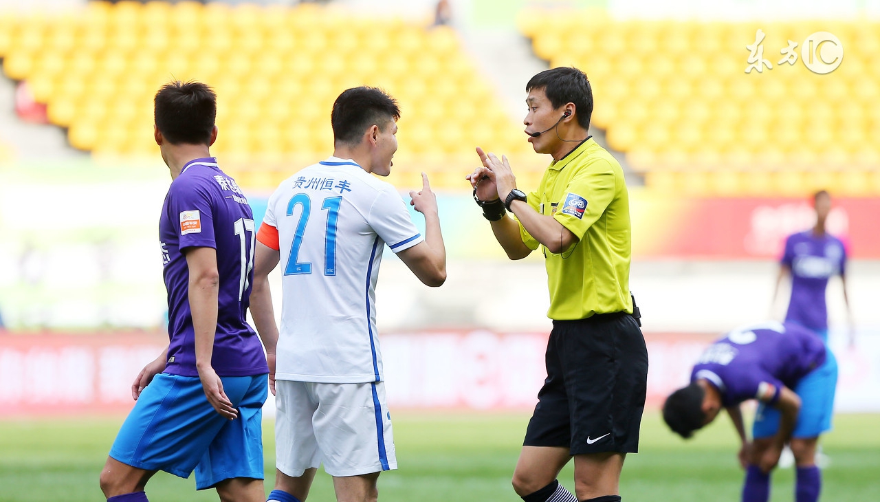 足球裁判假球瞬间,裁判吹球假球