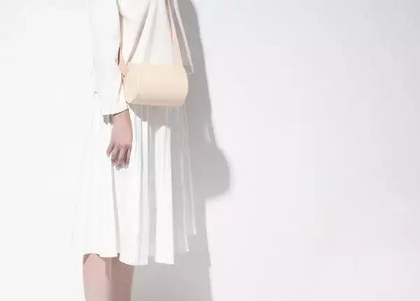 旅行如何搭配两个包包呢,夏季旅游包包搭配技巧