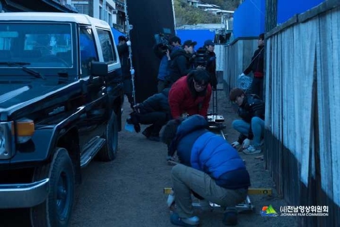 170427李钟硕《VIP》拍摄现场图公开扑面而来的凝重氛围
