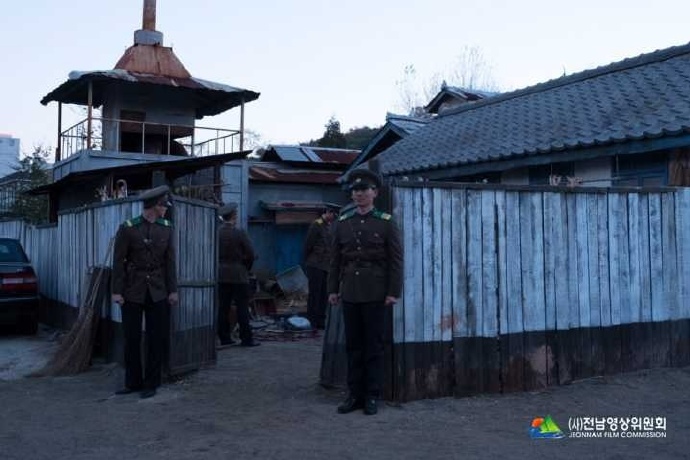 170427李钟硕《VIP》拍摄现场图公开扑面而来的凝重氛围