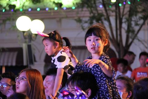 天津方特爆甜派对大巡游,2024跨年烟花秀天津方特