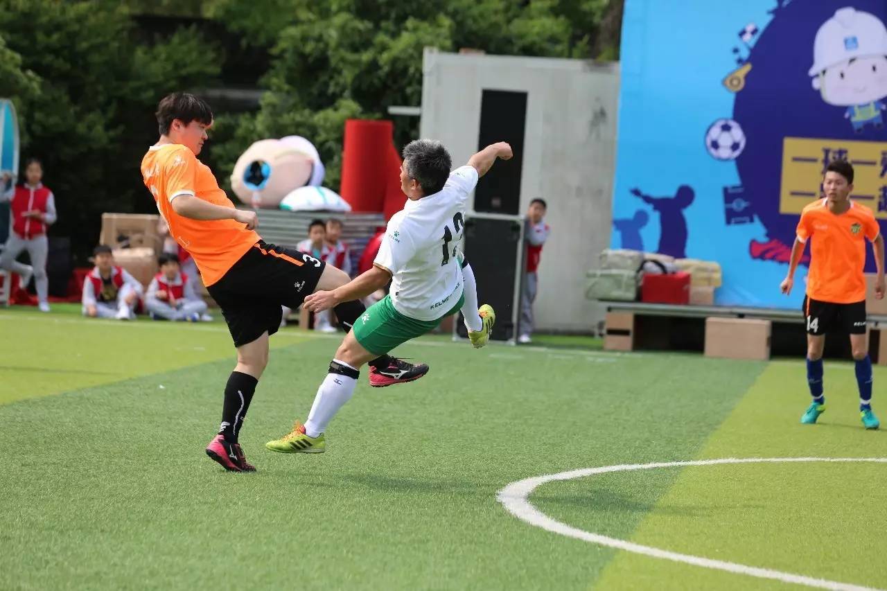 他们上演了一场杭州版实况足球，用爱搭起希望的桥梁！