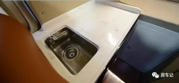 上汽大通v80长轴中顶自动挡房车,2019款大通v80豪哥自动挡房车