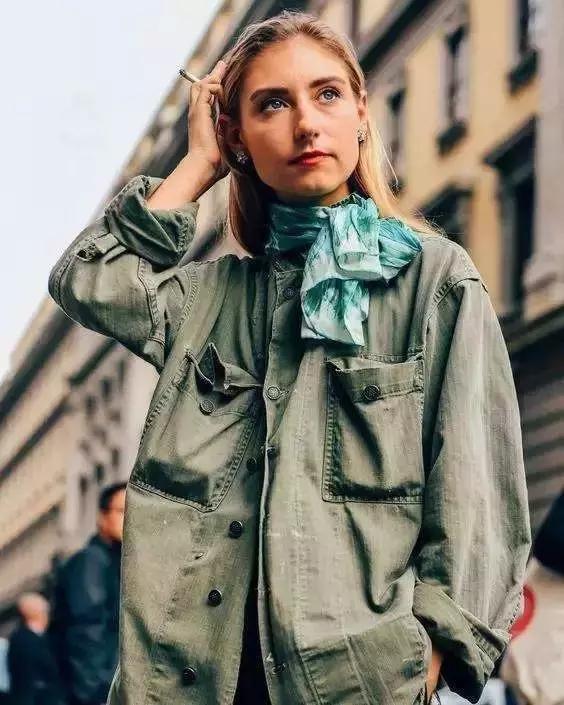 夏天丝巾系法大全,夏天长方形丝巾搭白衬衫的系法