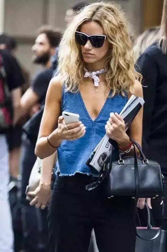 夏天丝巾系法大全,夏天长方形丝巾搭白衬衫的系法