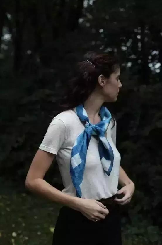 夏天丝巾系法大全,夏天长方形丝巾搭白衬衫的系法