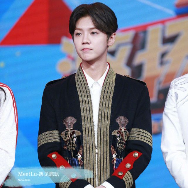 鹿晗“激扬青*梦春**”五四优秀青年，玩会身穿王子装帅气献唱