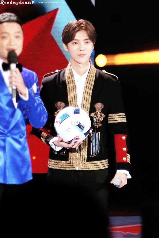 鹿晗“激扬青*梦春**”五四优秀青年，玩会身穿王子装帅气献唱