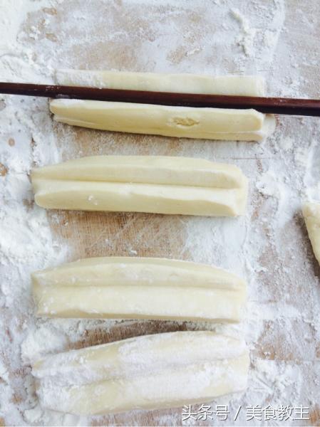 油酥和面炸油条,炸脆皮油条凉水和面