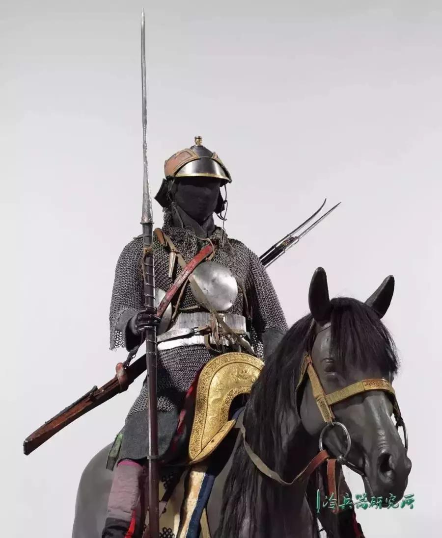 *藏西**宗教活动最特殊的祭品：传统盔甲、马铠和*器武**