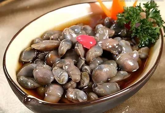 活老鼠、可爱兔兔、牛粪……这些你敢吃吗？有人视它为美食！