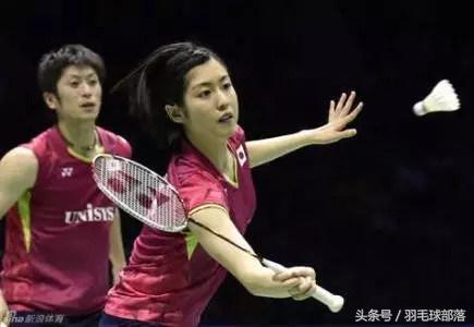 最会打羽毛球的美女,清纯美女打羽毛球准备活动视频