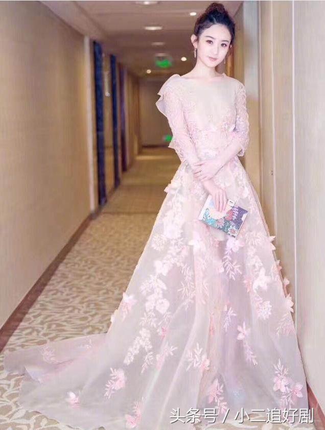 “女儿国国王”赵丽颖出席电影节，左手中指戴戒疑是有新恋情！