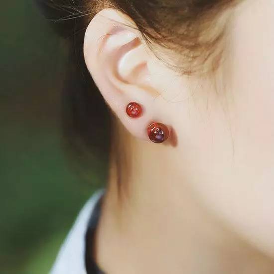 休闲衣服配什么耳钉好看,樱桃耳钉适合搭配什么上衣