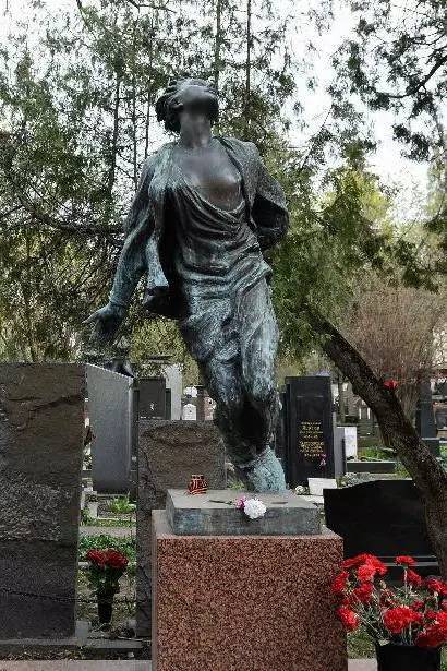 不受降，杀无赦！一个18岁少女的临死呼唤让斯大林动怒