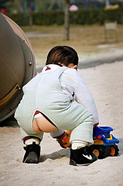 宝宝穿开裆裤突然拉稀,给宝宝穿开裆裤会露什么