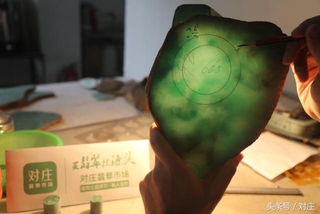 缅甸玉手镯63圈口,缅甸翡翠原石公盘竞价视频