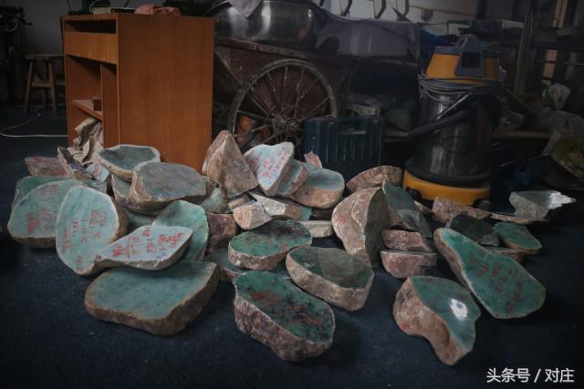 缅甸玉手镯63圈口,缅甸翡翠原石公盘竞价视频