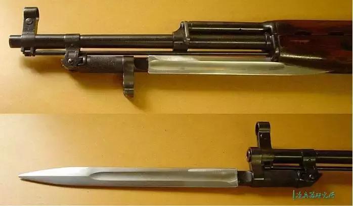 美国军用匕首和中国军用匕首对比,三棱军刺与尼泊尔军刀哪个好用