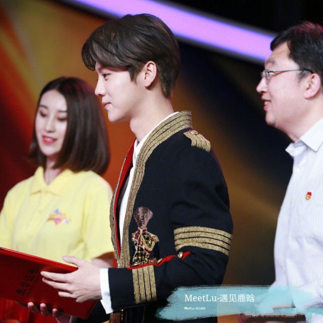 鹿晗“激扬青*梦春**”五四优秀青年，玩会身穿王子装帅气献唱