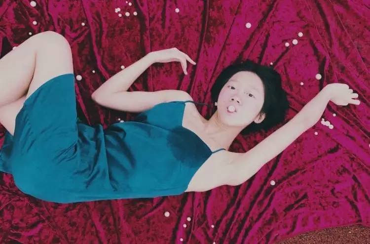 她们为别人穿的衣服，最后都一件一件脱了下来