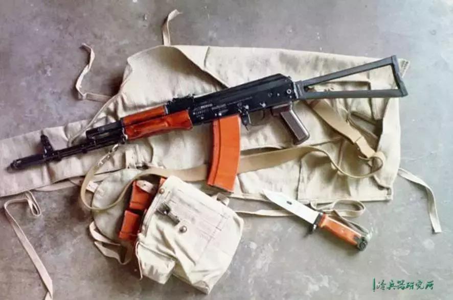 美国军用匕首和中国军用匕首对比,三棱军刺与尼泊尔军刀哪个好用