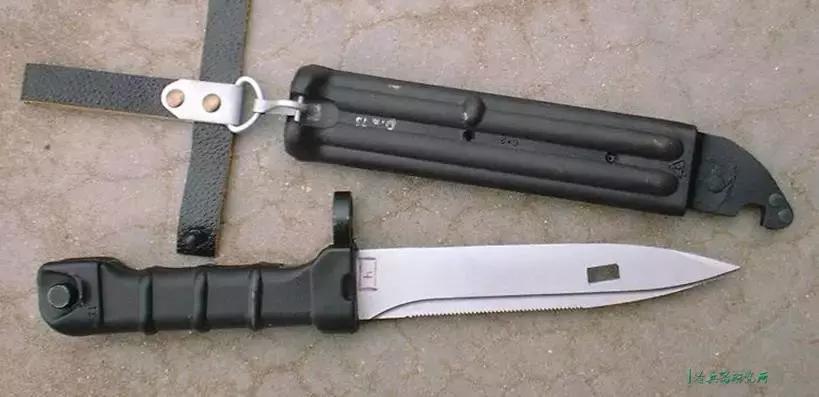 美国军用匕首和中国军用匕首对比,三棱军刺与尼泊尔军刀哪个好用
