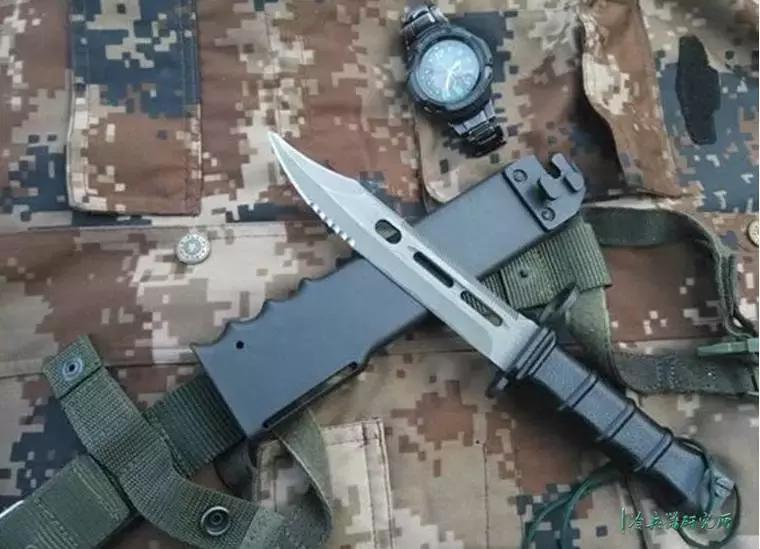 美国军用匕首和中国军用匕首对比,三棱军刺与尼泊尔军刀哪个好用