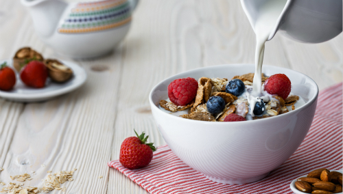 高钙牛奶是早晨吃好还是晚上吃好,早晨还是晚上喝牛奶比较好