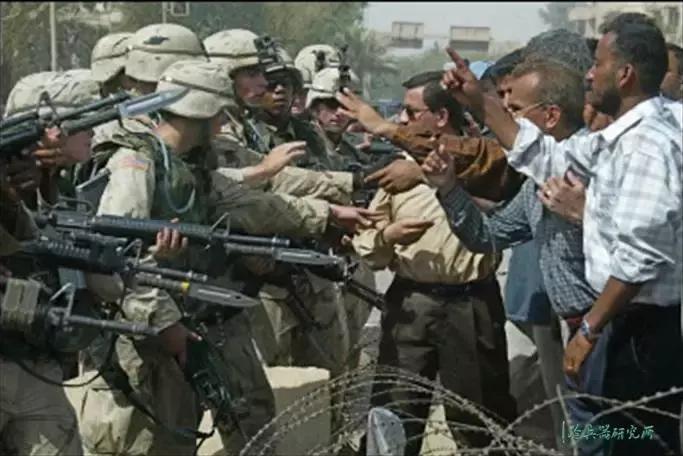 美国军用匕首和中国军用匕首对比,三棱军刺与尼泊尔军刀哪个好用