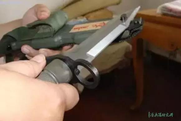 美国军用匕首和中国军用匕首对比,三棱军刺与尼泊尔军刀哪个好用