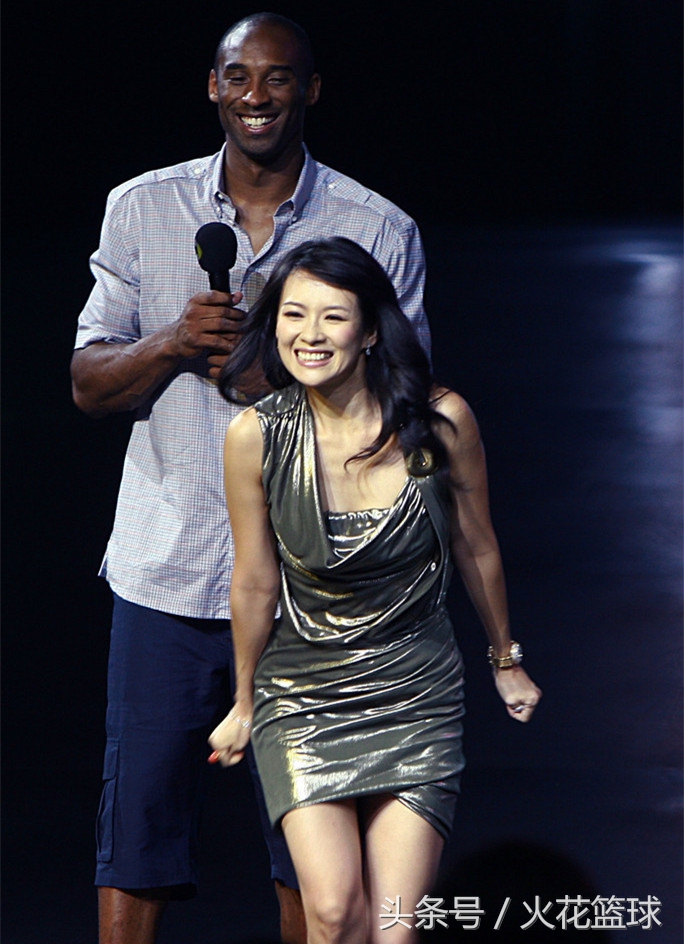 球星跨界珍贵合影，姚明羞涩，科比横跨娱乐拳坛，最后三张好心酸