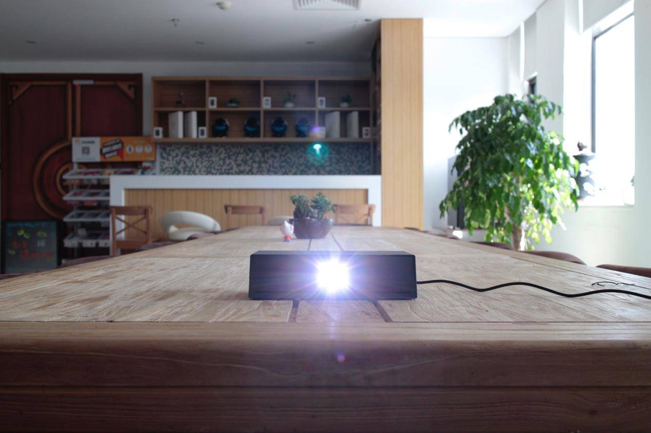 微鲸变维打击小米乐视：私人移动影院，一秒自动变焦