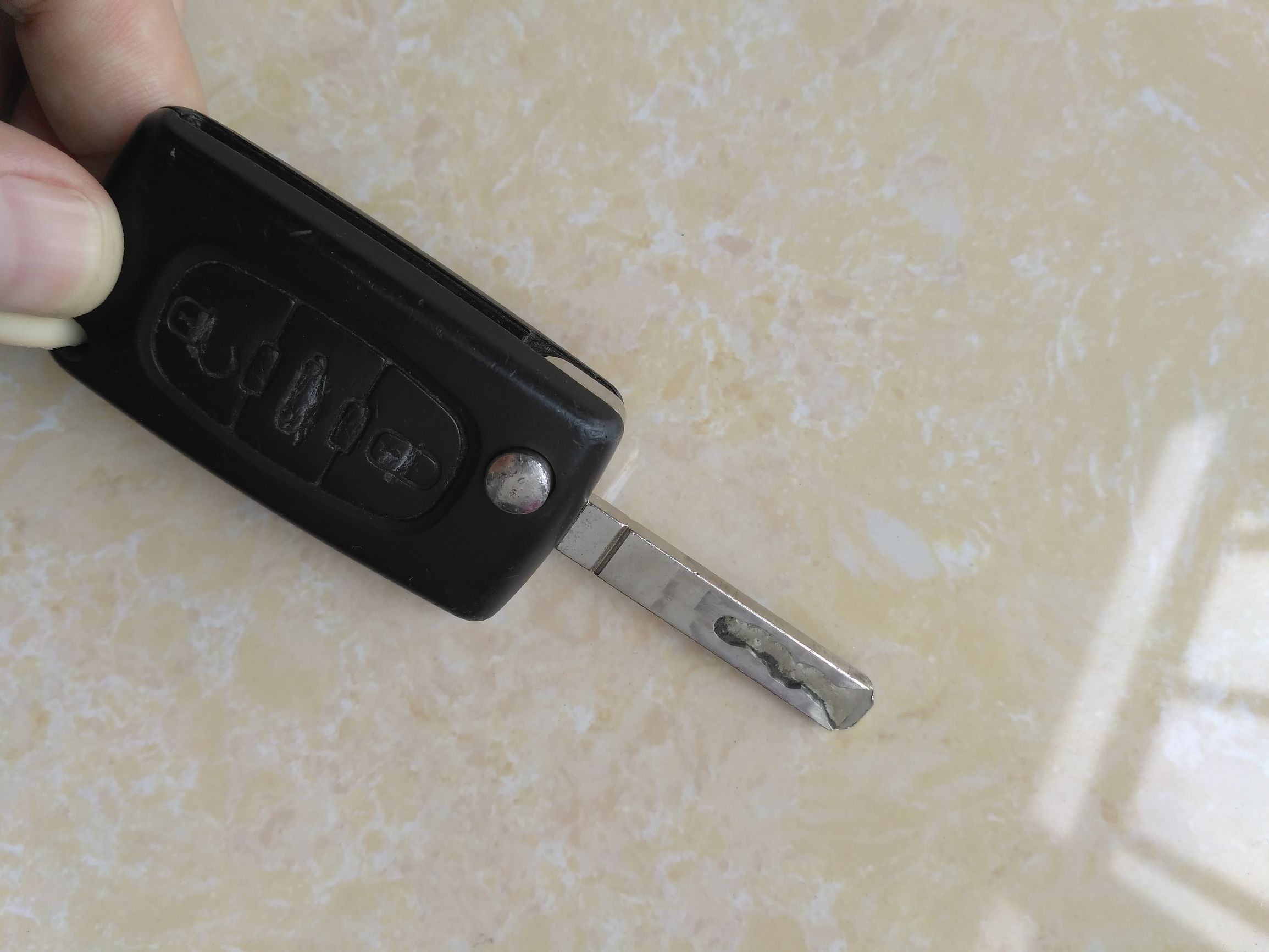 4s店换个汽车钥匙电池需要多少钱,汽车钥匙电池多少钱换一个