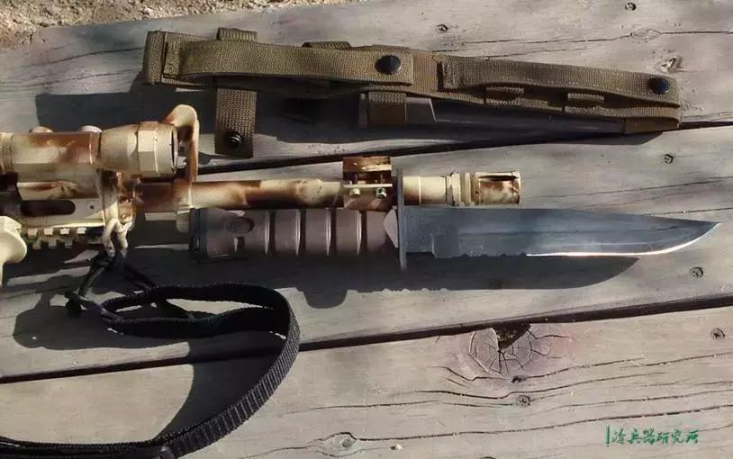 美国军用匕首和中国军用匕首对比,三棱军刺与尼泊尔军刀哪个好用