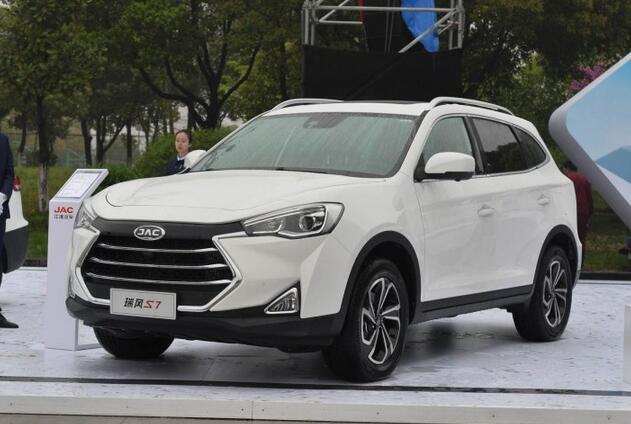 连模仿大咖众泰都转原创风了，这款15万的七座四不像凭啥能火？