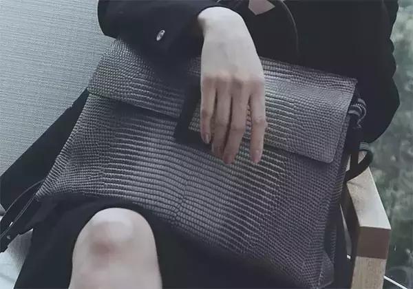 旅行如何搭配两个包包呢,夏季旅游包包搭配技巧