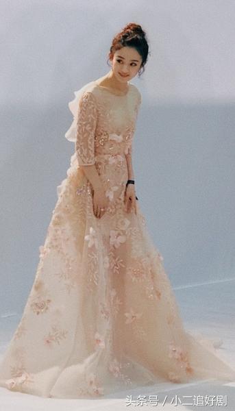 “女儿国国王”赵丽颖出席电影节，左手中指戴戒疑是有新恋情！