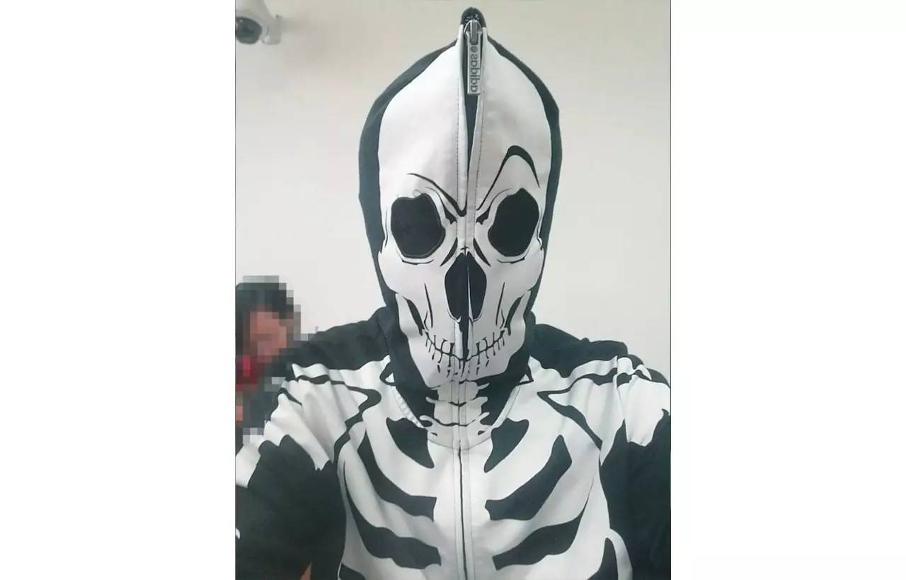 她们为别人穿的衣服，最后都一件一件脱了下来