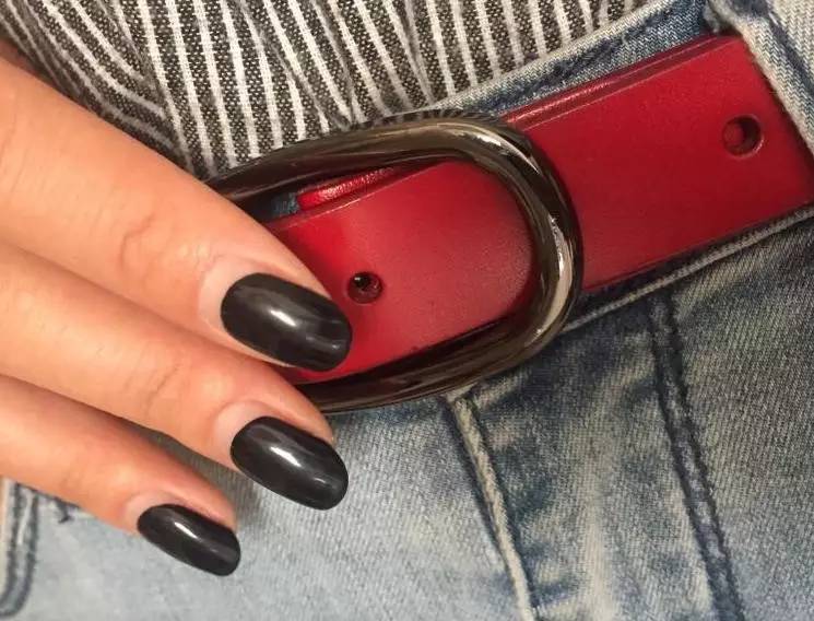 她们为别人穿的衣服，最后都一件一件脱了下来