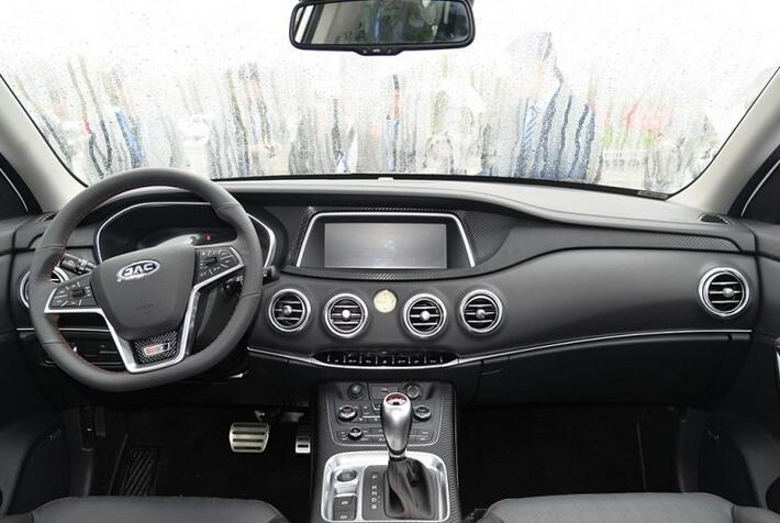 连模仿大咖众泰都转原创风了，这款15万的七座四不像凭啥能火？