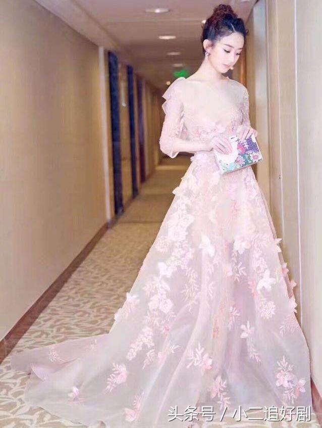 “女儿国国王”赵丽颖出席电影节，左手中指戴戒疑是有新恋情！