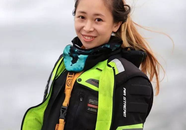 她们为别人穿的衣服，最后都一件一件脱了下来