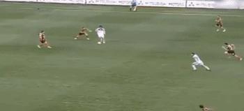 足球搞笑视频点球踢脸,足球拍的搞笑视频