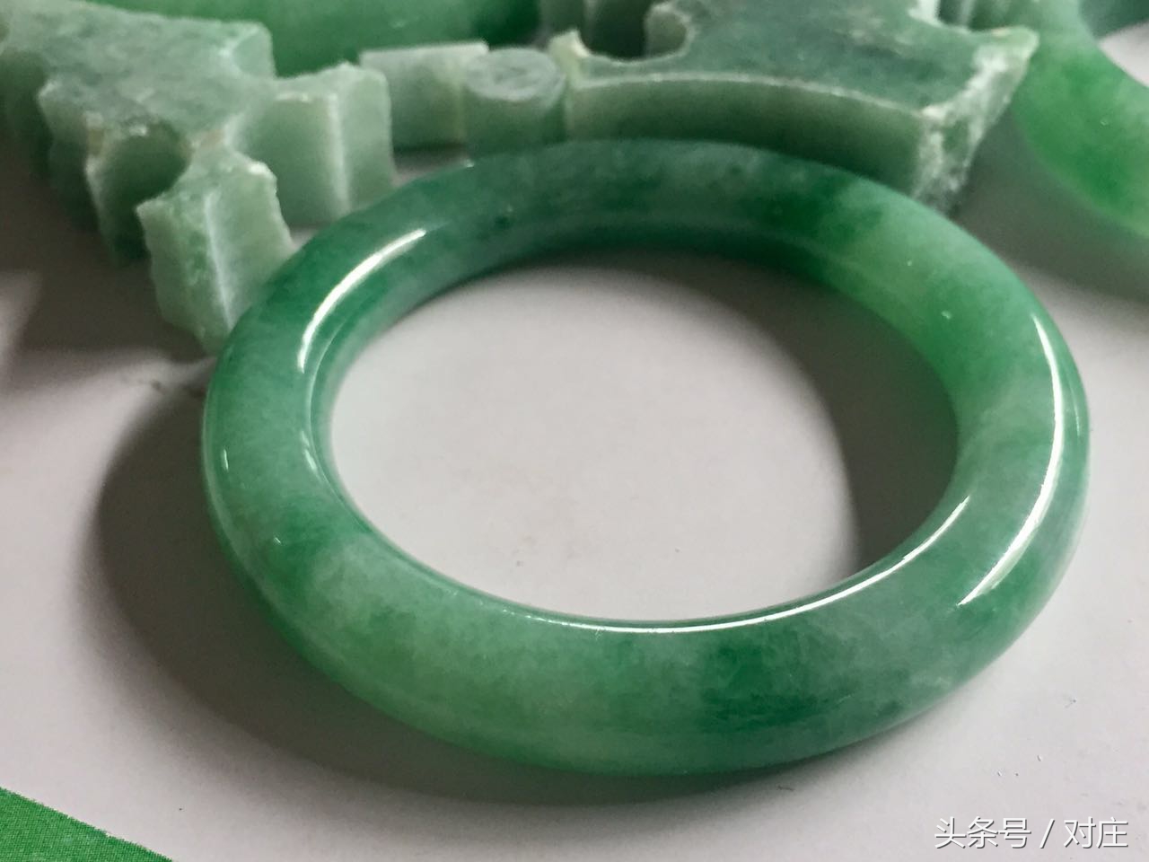 缅甸玉手镯63圈口,缅甸翡翠原石公盘竞价视频
