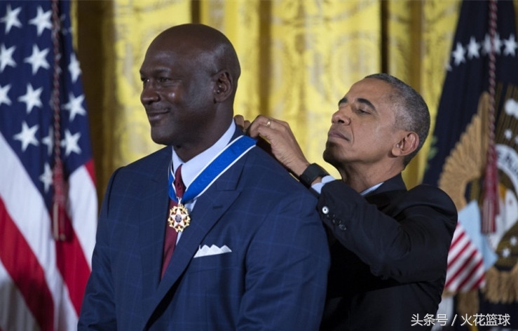 球星跨界珍贵合影，姚明羞涩，科比横跨娱乐拳坛，最后三张好心酸